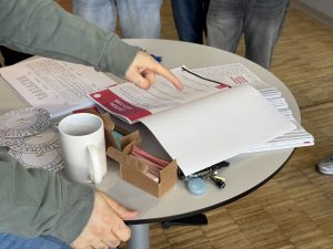 Schüler mit Museumsheft