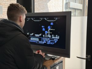 Ein Schüler spielt ein Retrospiel
