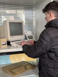 Ein Schüler schreibt auf einem alten Computer