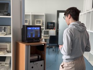 Ein Schüler spielt das Retro-Mario