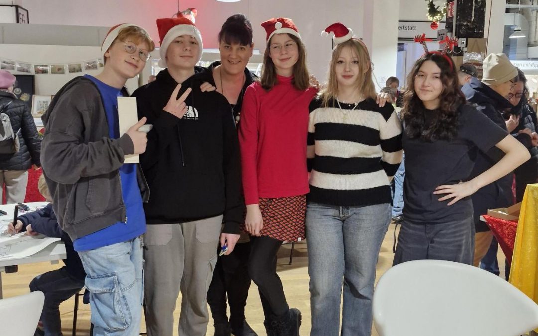 Unsere Schülerinnen und Schüler begeisterten mit Nachhaltigkeit auf dem Indoor-Weihnachtsmarkt!